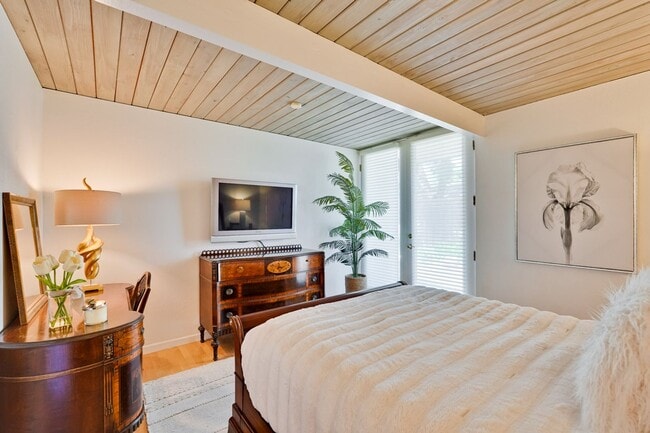 Building Photo - Gorgeous 4 Bed, 2 Bath Eichler in Sunnyvale