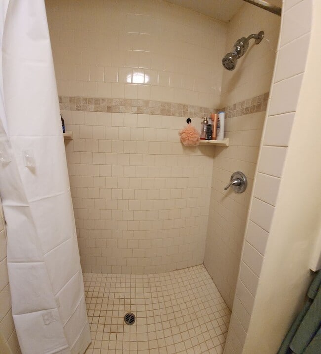 Building Photo - 7 Bedroom 3 bath home close to POLY!!!!