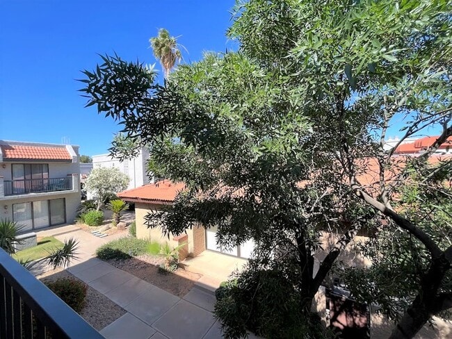 Building Photo - Two bdrm Townhome for RENT in Paradise Val...