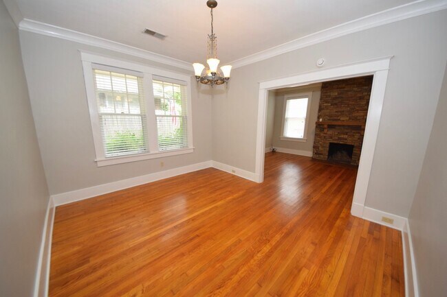 Building Photo - DARLING charmer with 3 beds and 2 baths near the U of M.