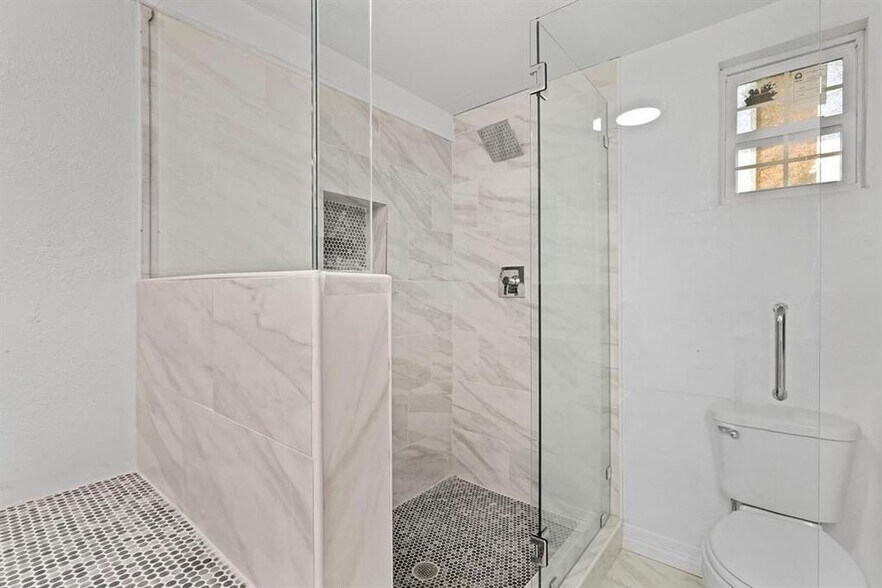 Building Photo - 1910 Danube Dr