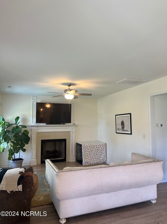 Building Photo - 1615 Redbud Ct