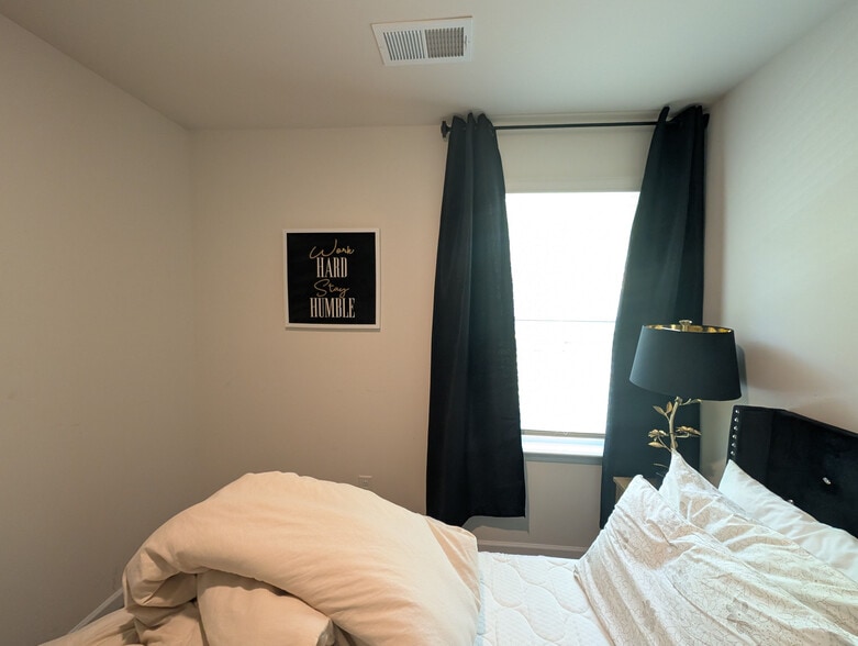 Building Photo - Room in Apartment on North Mills Rd