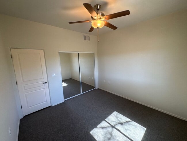 Building Photo - 9731 E Kleindale Rd