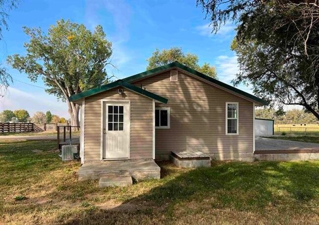 Building Photo - Country Home