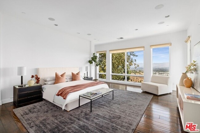 Building Photo - 14435 Mulholland Dr