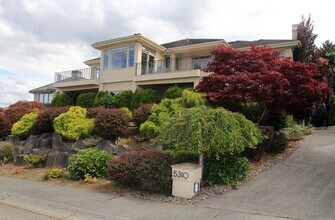 Building Photo - LUXURY 4 BEDROOM BELLEVUE HOME IN ‘THE SUMMIT’ W AMAZING VIEWS!