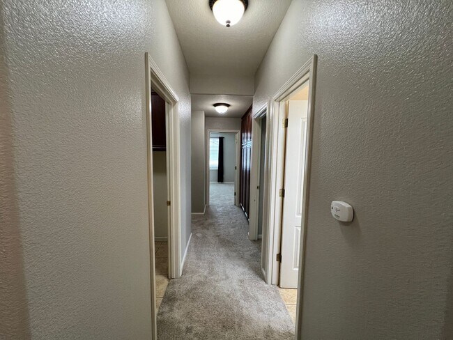 Building Photo - 4 bedrooms, an office and single-story home with a pool!!