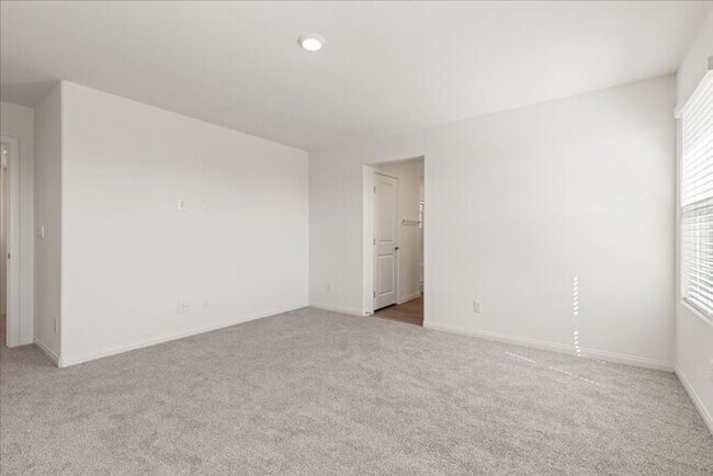 Building Photo - Modern 4-Bedroom Home with Turf Backyard in Gated Community
