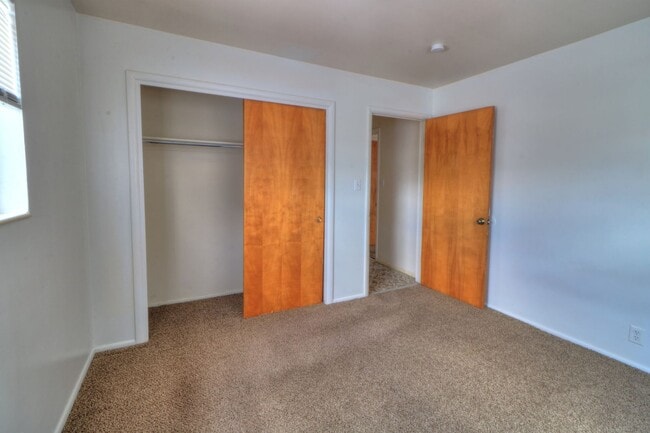 Building Photo - Available immediately 2 bedroom 1 bath in ...