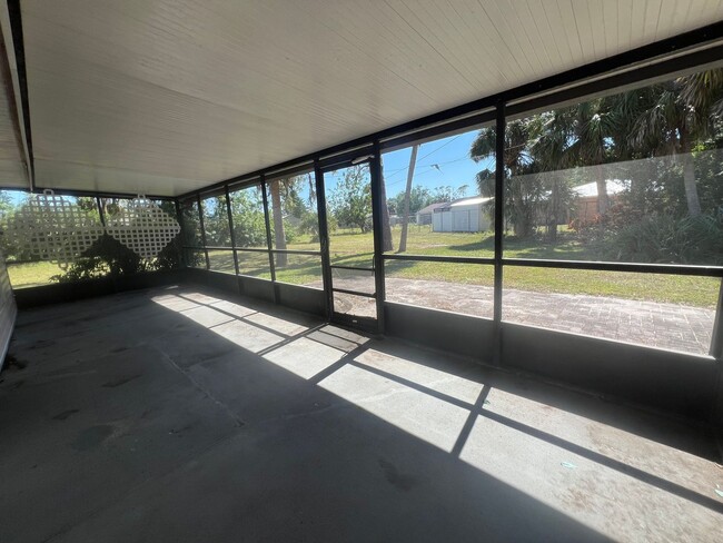 Building Photo - $1,695 ** Annual Lease ** 3 Bedroom / 2 Ba...