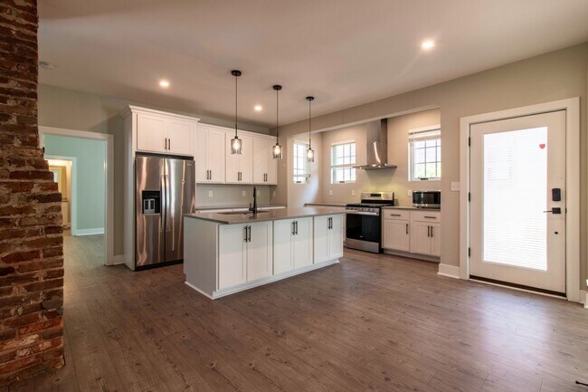 Building Photo - Downtown Milford Year Round Rental - Unfur...