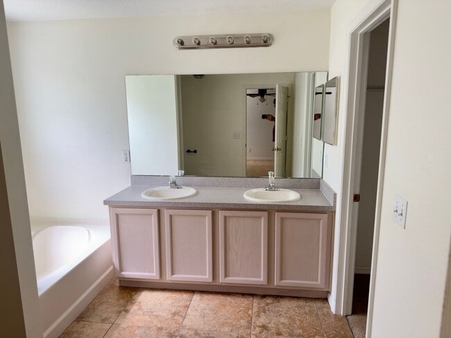 Building Photo - Call Ed for showings (352) 217-0284