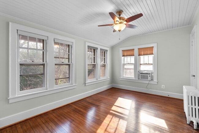 Building Photo - 3 Bed 2.5 Bath - Takoma Park Craftsman - Spacious Rear Deck