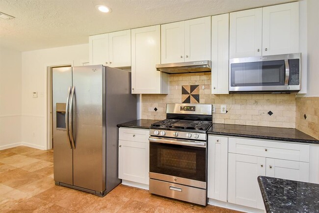 Building Photo - 154 Squires Bend
