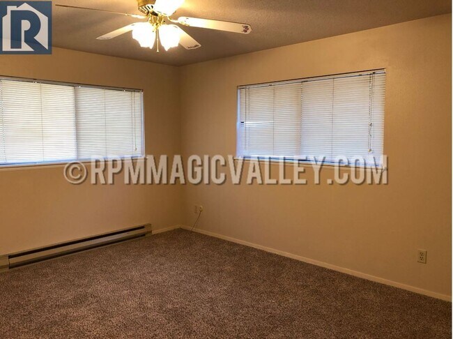 Building Photo - 747 Meadows Dr