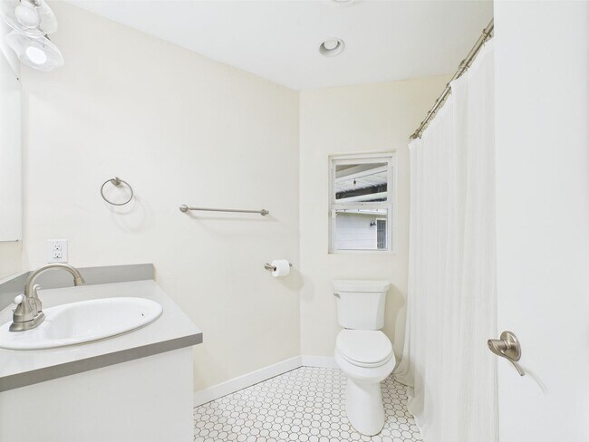 Building Photo - Charming 3-Bedroom Retreat with 2 Full Baths in the Heart of Fredericksburg!