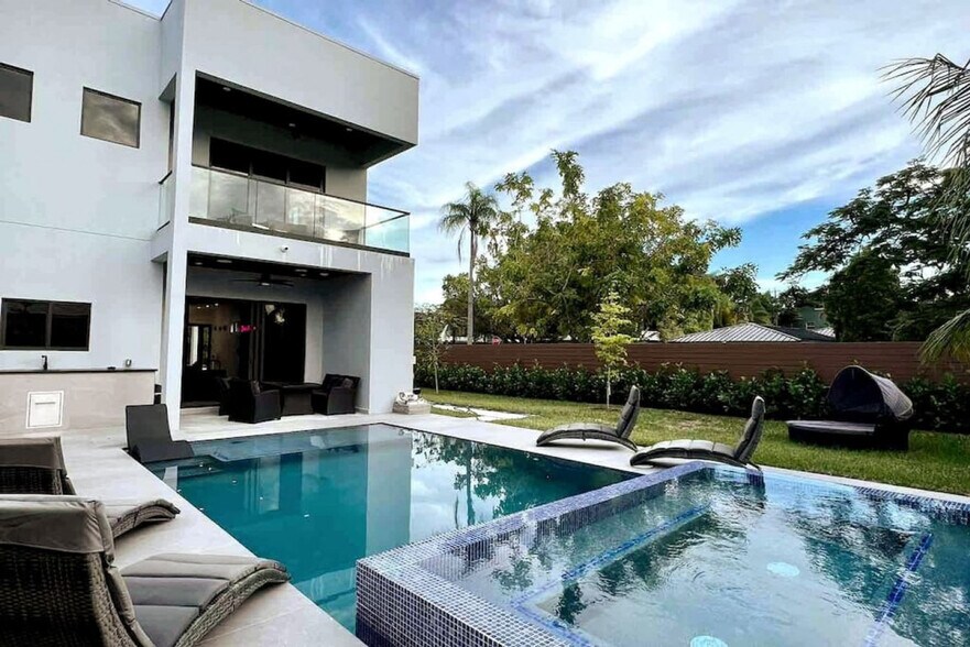 Building Photo - 601 NE 16th Ave