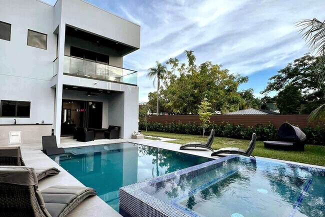 Building Photo - 601 NE 16th Ave