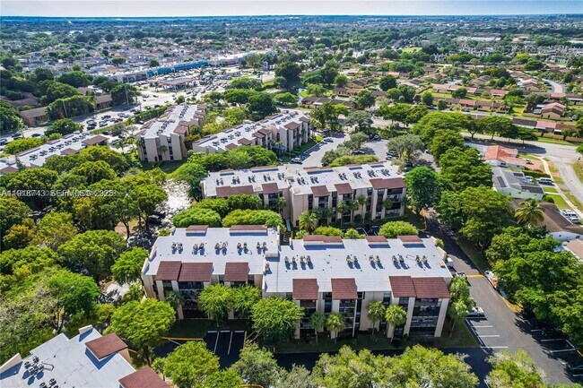 Building Photo - 14415 N Kendall Dr