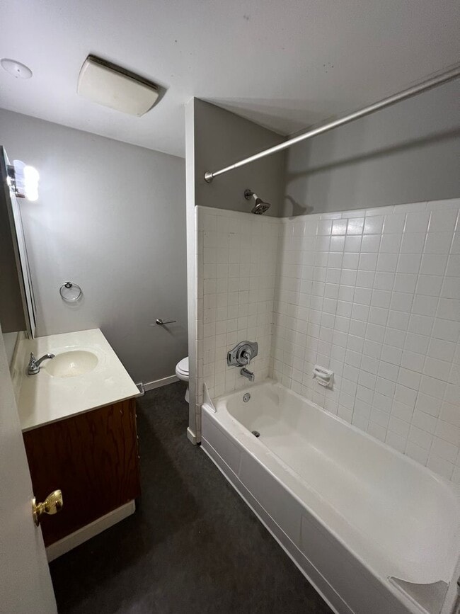 Building Photo - Beautiful 3 bedroom 1 bathroom Home (Section 8 Aproved)