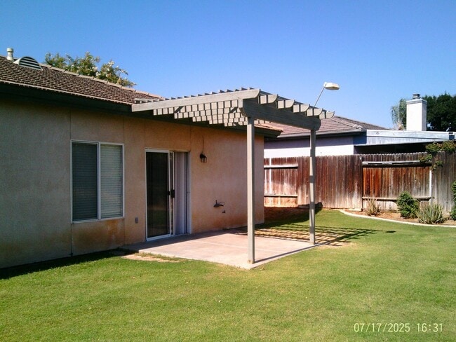Building Photo - NORTHWEST CUTIE !  NEW PAINT AND FLOORING!!!