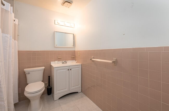 Building Photo - 140 Primrose Ln