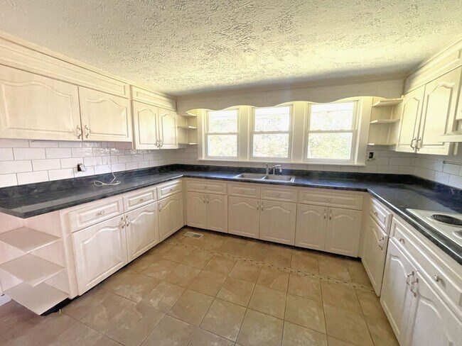 Building Photo - Cozy 3 bedroom home with country feel! Large Acreage!