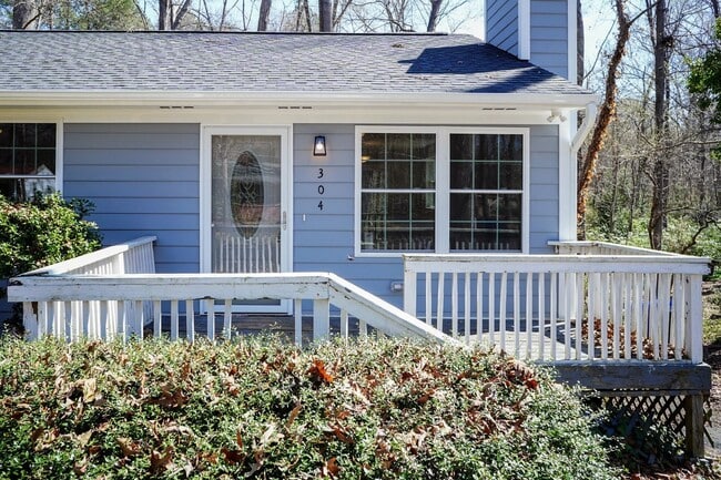 Building Photo - Updated Three Bedroom Home!