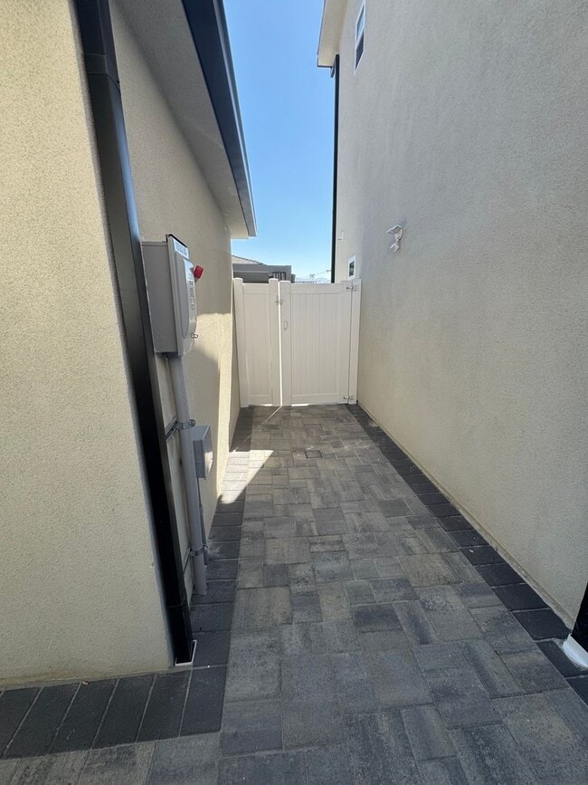 Building Photo - Newly Built Attached ADU in Prime Glenoaks...