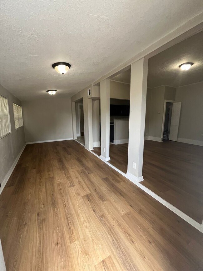 Building Photo - Plenty of Space!!