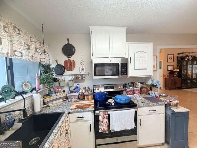 Building Photo - 130 N Woodvalley Dr