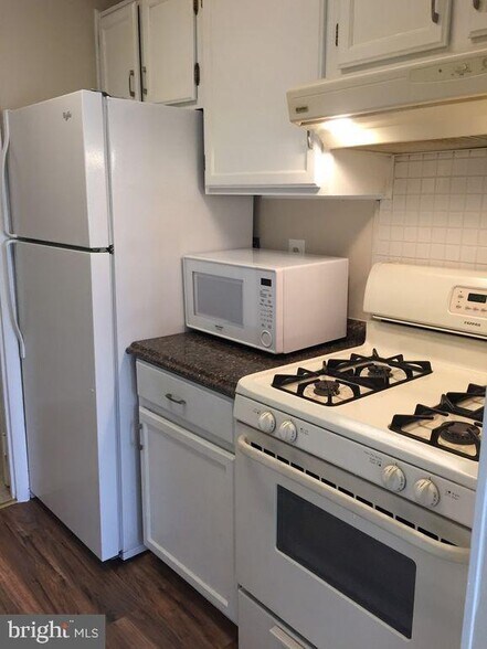 Building Photo - 3945 Lyndhurst Dr