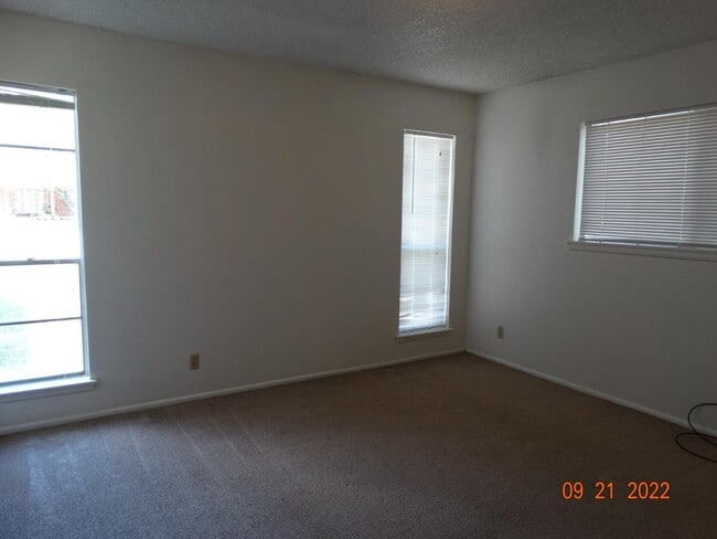 Building Photo - 7132 Larksong St