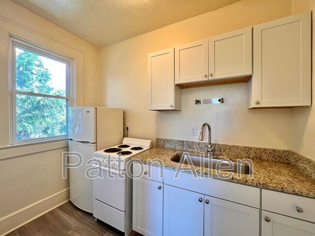 Building Photo - 43 Ravenscroft Dr