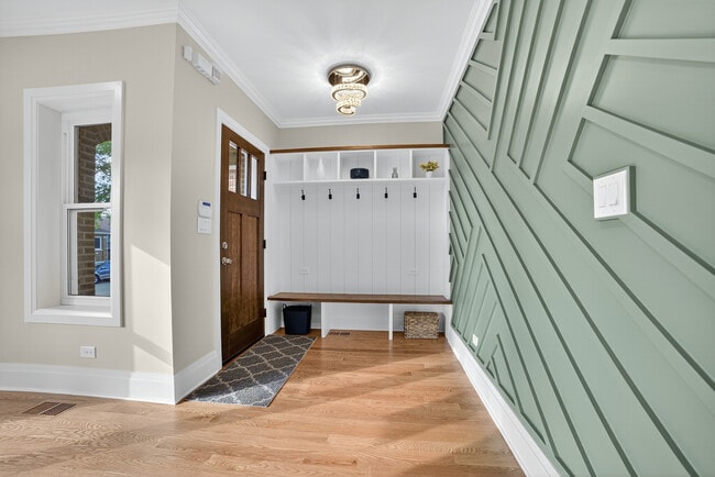 Building Photo - 3019 N Kenneth Ave