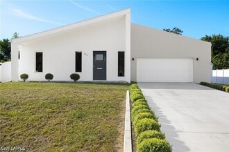 Building Photo - 840 Carpenter St E