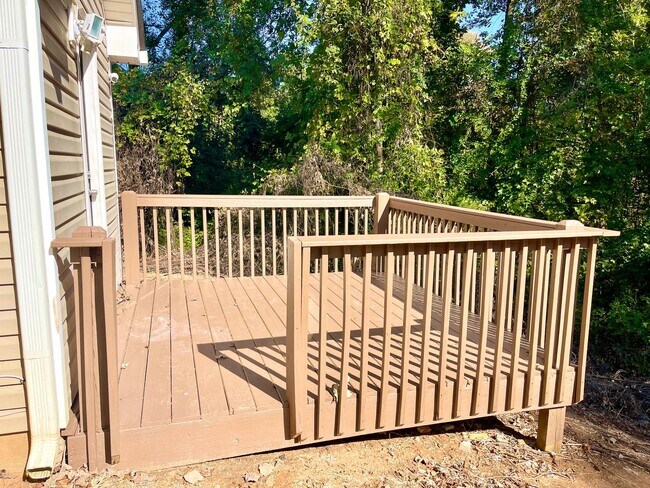 Building Photo - Welcome to this charming 3-bedroom, 2.5-ba...