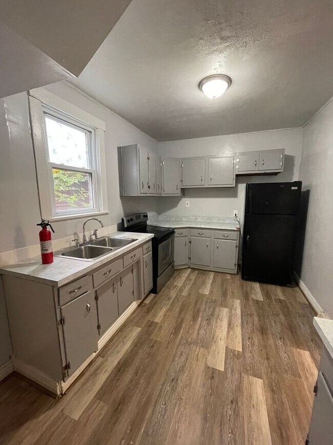 Building Photo - 456 Woodlane Ave