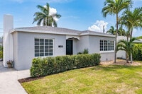 Building Photo - 228 Wellesley Dr