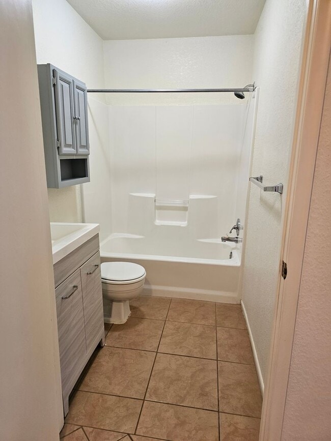 Building Photo - 2BR 2BA Condo ready for move in!