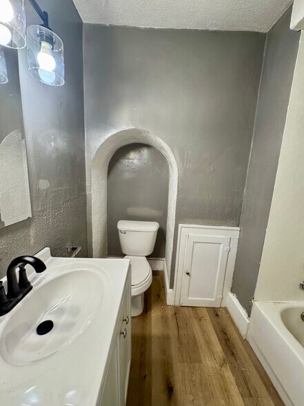 Building Photo - 201 S Howell St