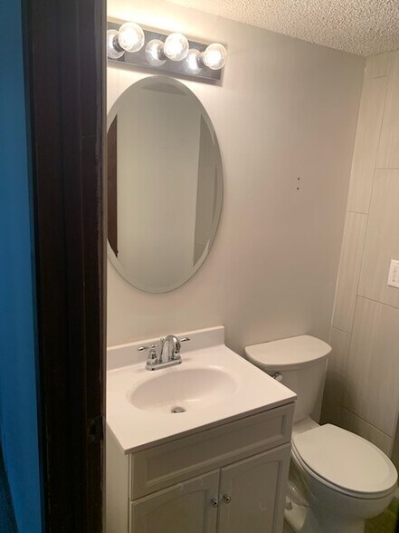 Lower bath, upgraded tile - 613 30th St NE