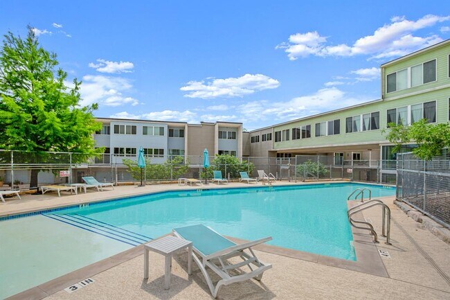 Building Photo - 604 N Bluff Dr