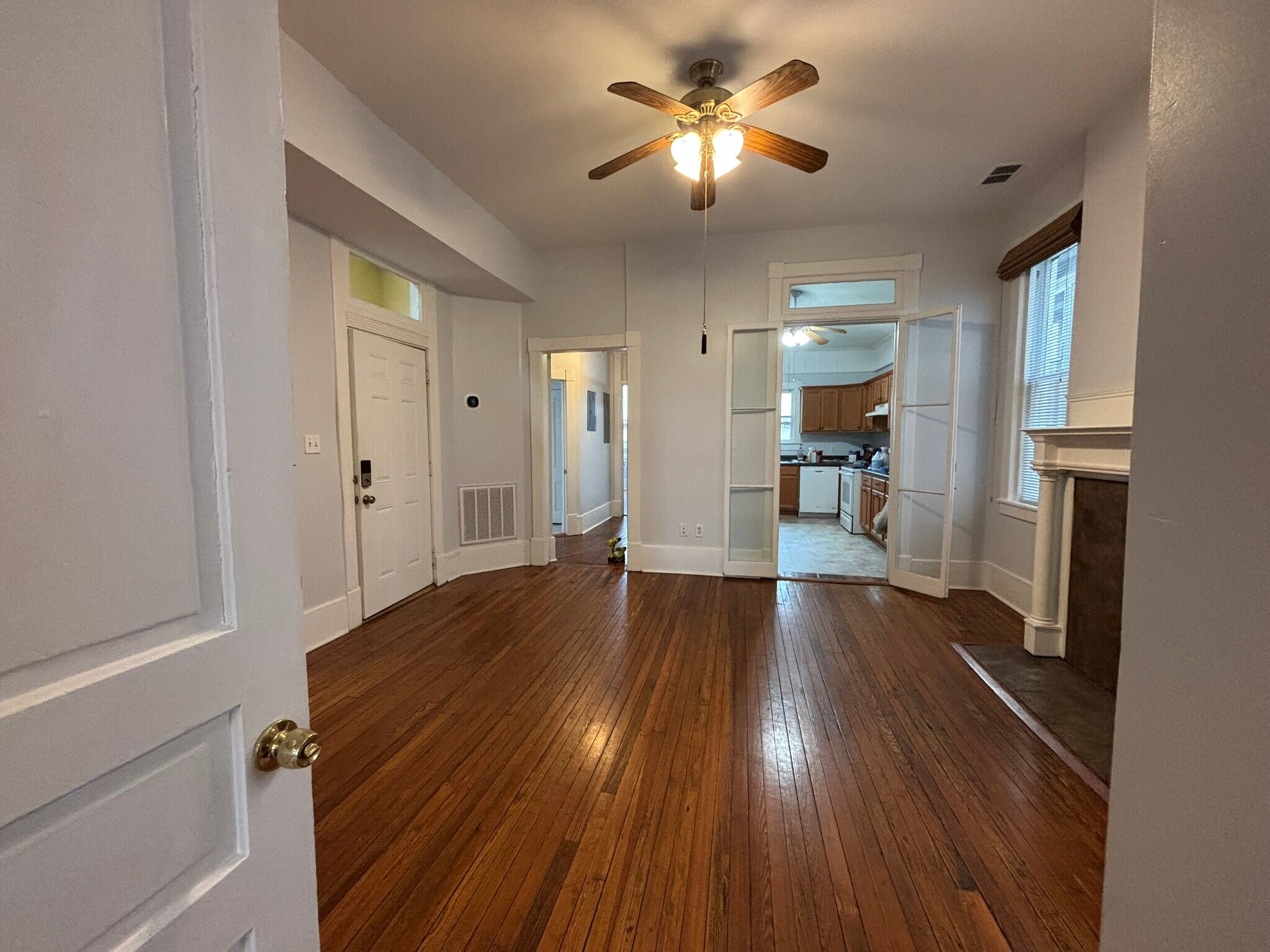 Living Room - 1902 Barnard St