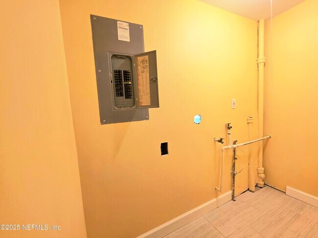 Building Photo - 4951 Dallen Lea Dr