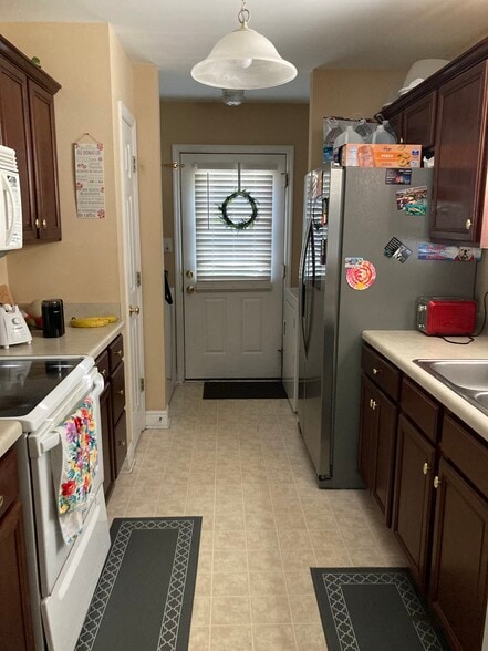 Building Photo - 231 Littleton Way