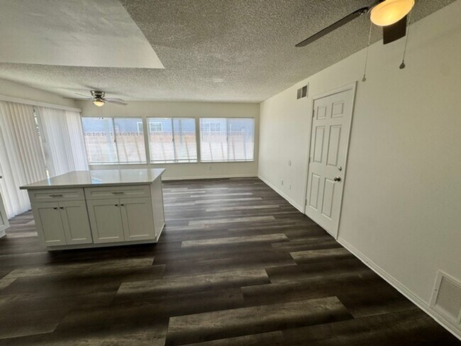 Building Photo - Gorgeous Remodeled 3+2 - $2600