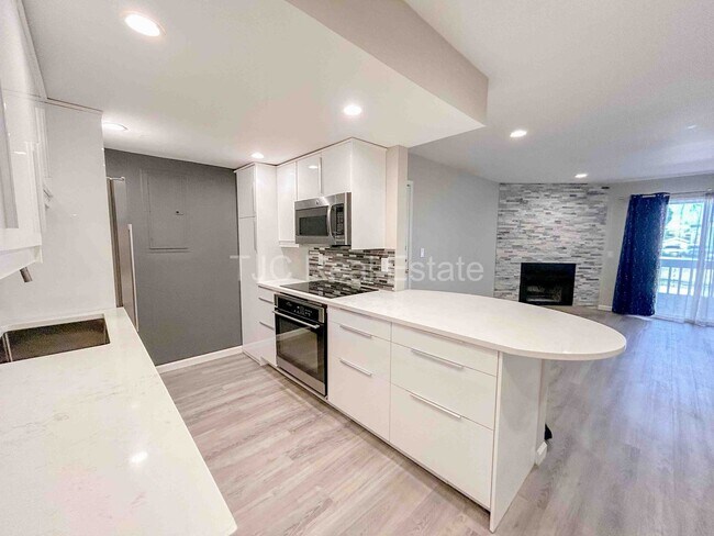 Building Photo - 8335 Fairmount Dr