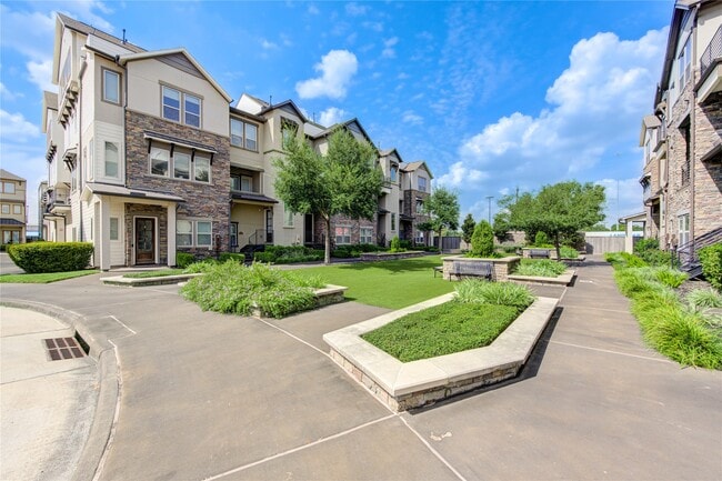 Building Photo - 2661 Fountain Key Blvd